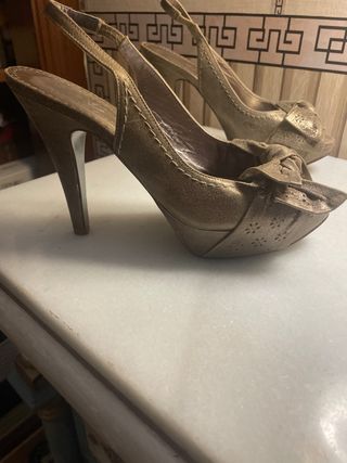 Zapatos de lujo dorados con lazo