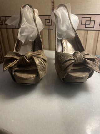 Zapatos de lujo dorados con lazo