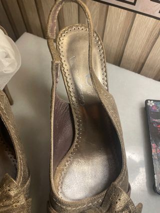 Zapatos de lujo dorados con lazo