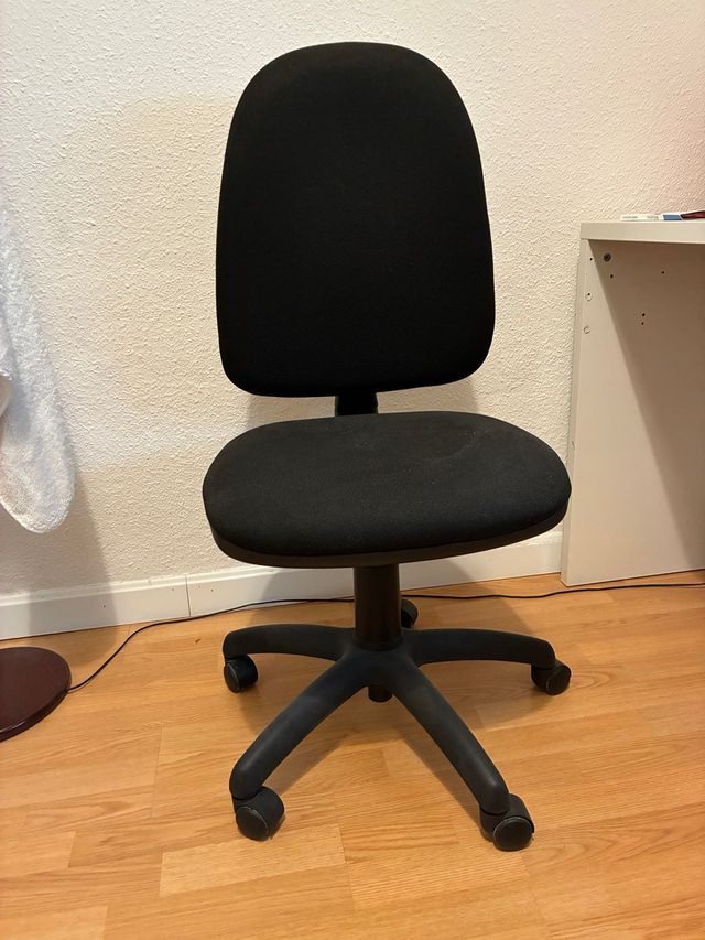 Cadeira de oficina preta com rodas
