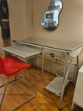 Escritorio de cristal y silla roja