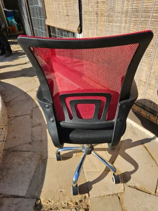 Silla de oficina ergonómica negra y roja