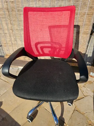 Silla de oficina ergonómica negra y roja