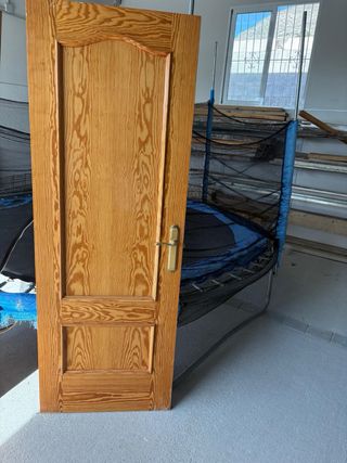 Puerta de madera, una de ella con cristal