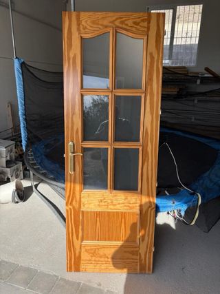 Puerta de madera, una de ella con cristal