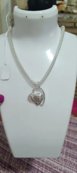 Collar con colgante de corazón de plata