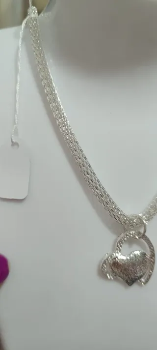 Collar con colgante de corazón de plata