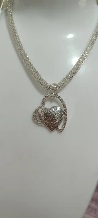 Collar con colgante de corazón de plata