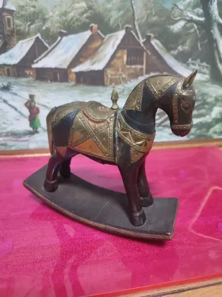 Set di cavalli intagliati e fermalibri dall'India