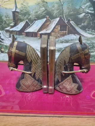 Set di cavalli intagliati e fermalibri dall'India