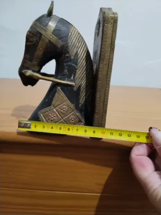 Set di cavalli intagliati e fermalibri dall'India