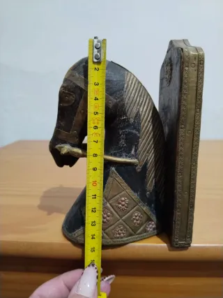 Set di cavalli intagliati e fermalibri dall'India