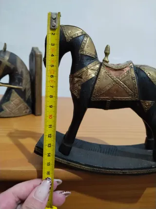 Set di cavalli intagliati e fermalibri dall'India