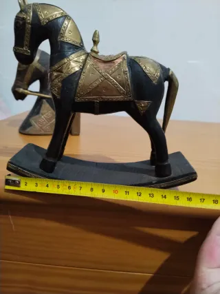 Set di cavalli intagliati e fermalibri dall'India