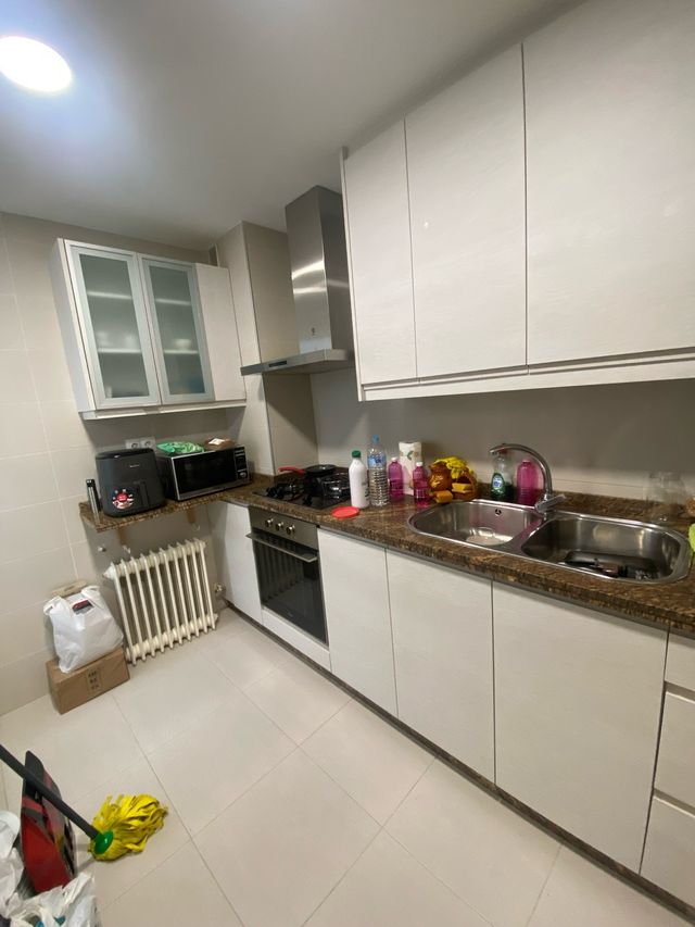 Cocina modular blanca y plateada