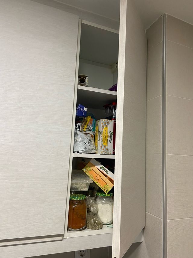 Cocina modular blanca y plateada