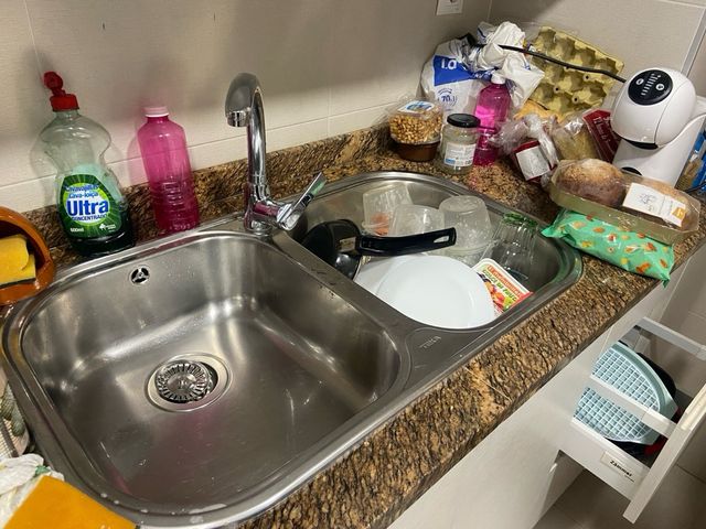 Cocina modular blanca y plateada