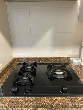 Cocina modular blanca y plateada