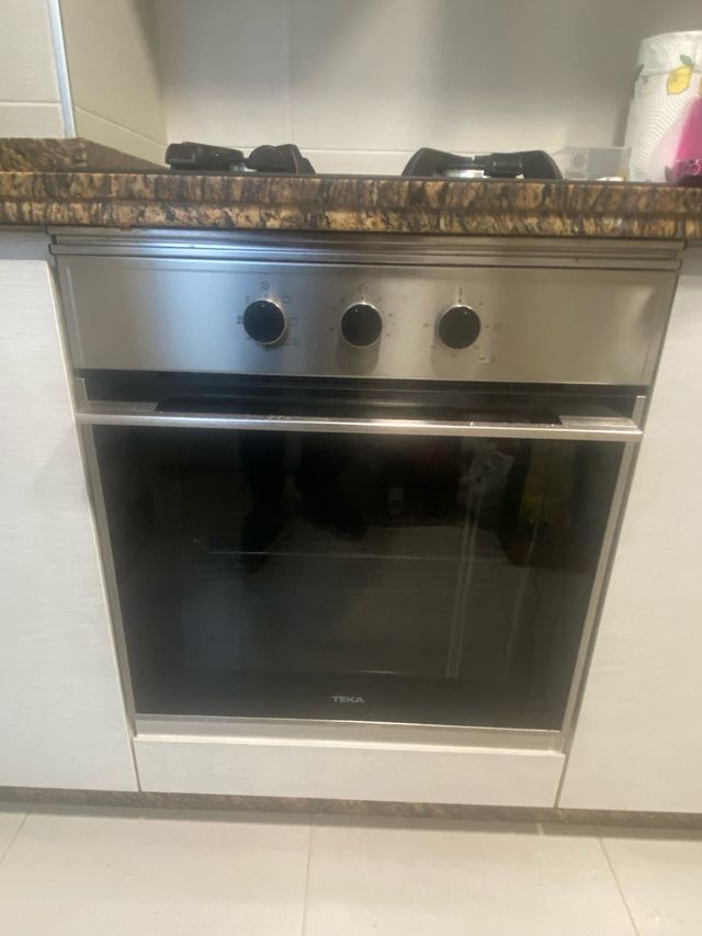 Cocina modular blanca y plateada