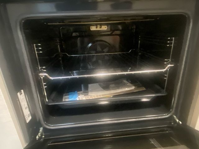 Cocina modular blanca y plateada