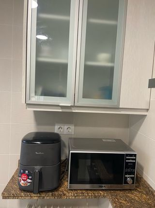 Cocina modular blanca y plateada