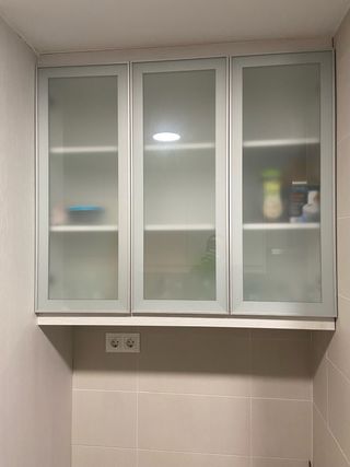 Cocina modular blanca y plateada