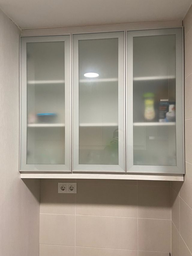 Cocina modular blanca y plateada