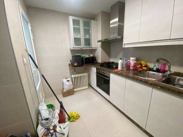 Cocina modular blanca y plateada