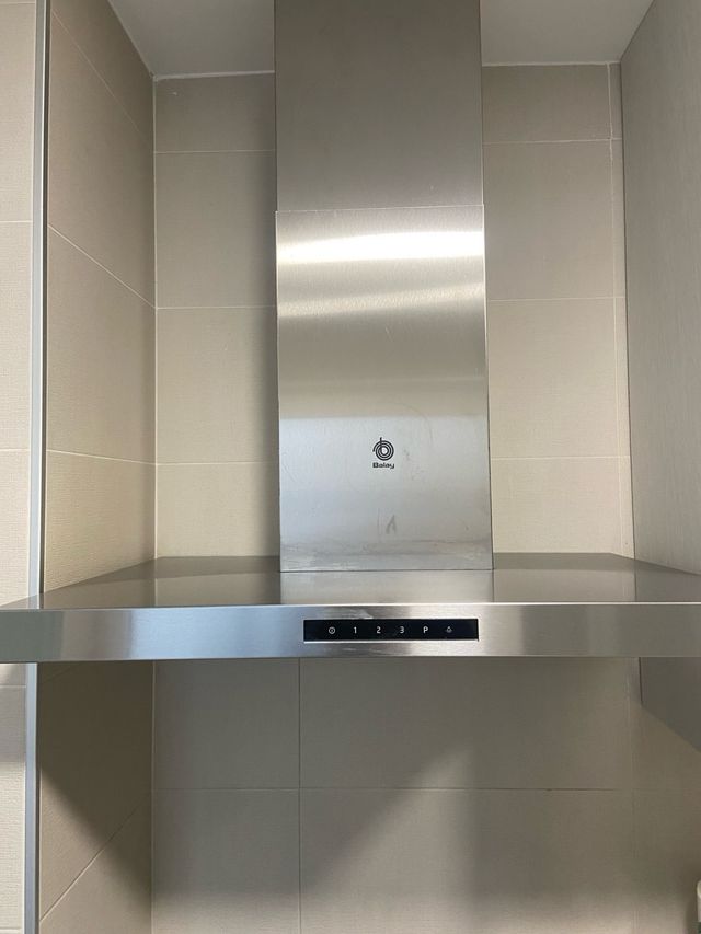 Cocina modular blanca y plateada