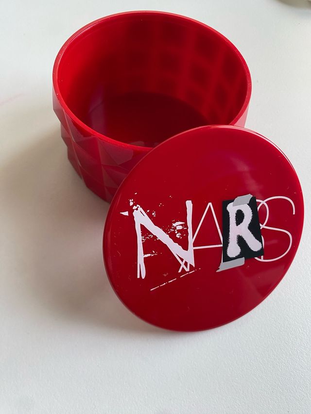 Piccola scatola rotonda con coperchio Nars