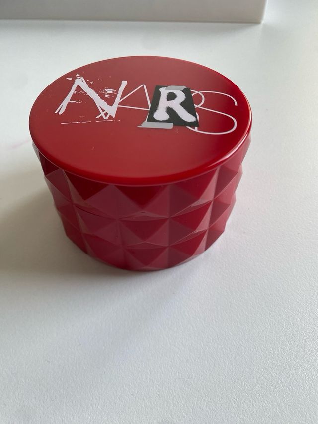 Piccola scatola rotonda con coperchio Nars