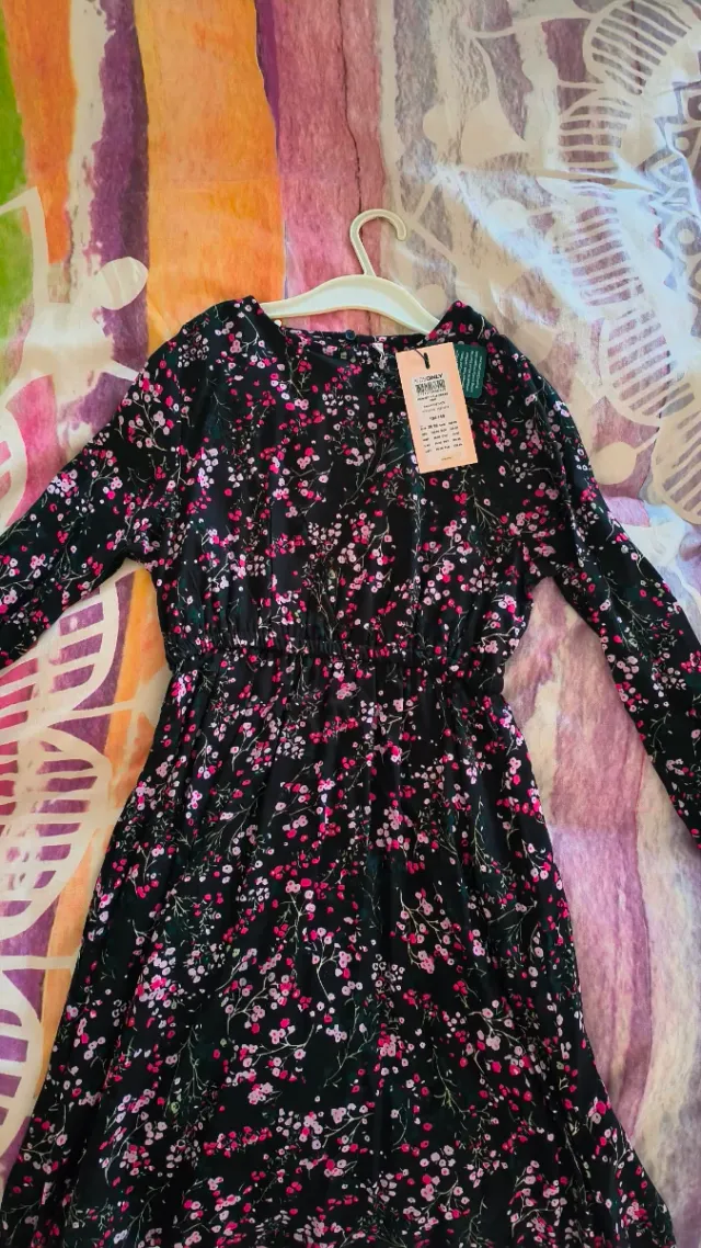Vestido niña Only floral negro. Talla 9/10