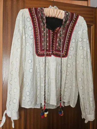 Blusa abierta blanca bordada con motivos  étnicos