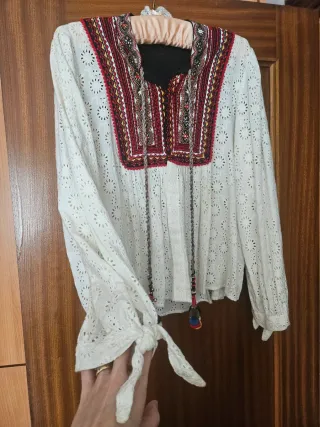Blusa abierta blanca bordada con motivos  étnicos