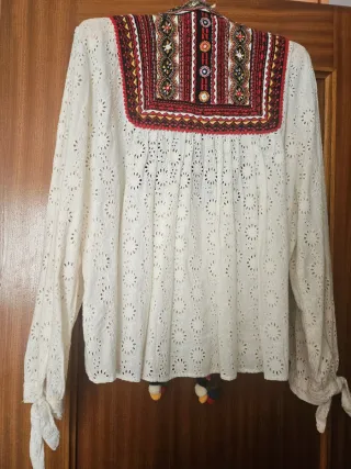 Blusa abierta blanca bordada con motivos  étnicos