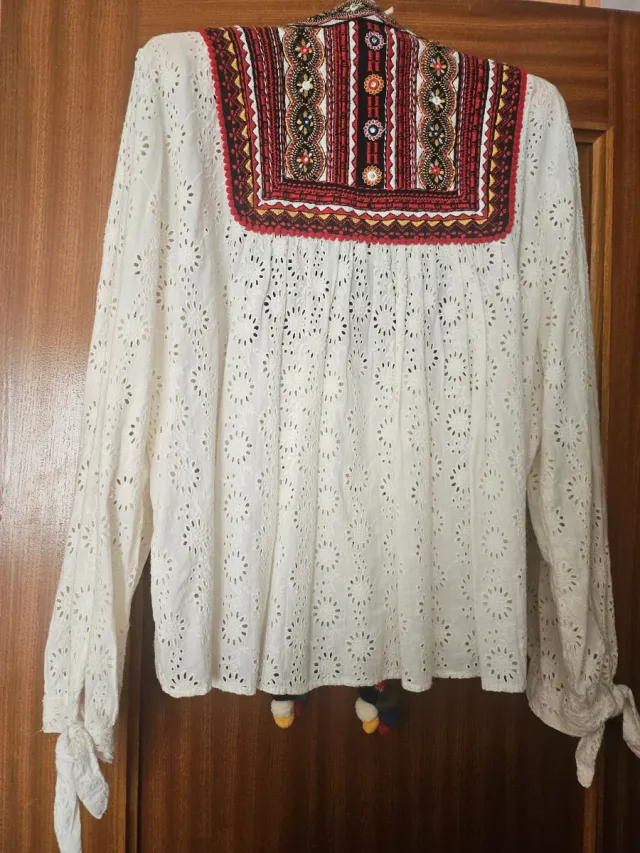 Blusa abierta blanca bordada con motivos étnicos