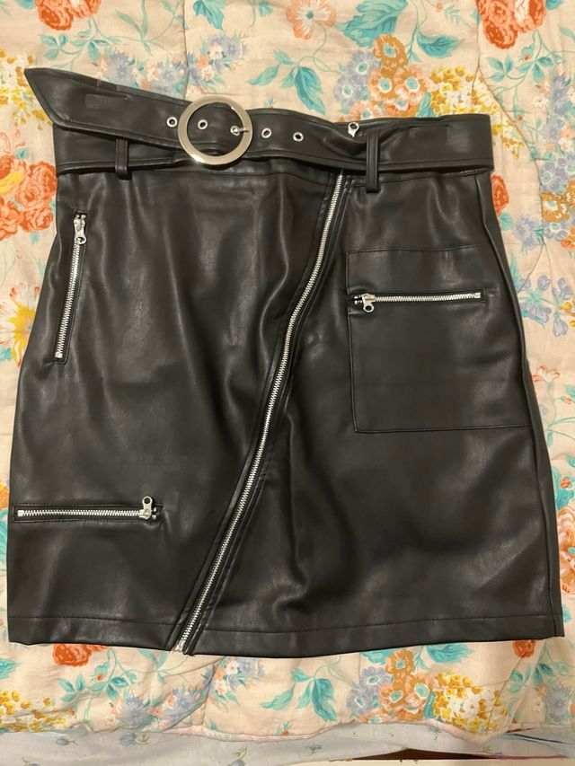 Gonna in ecopelle nera con zip