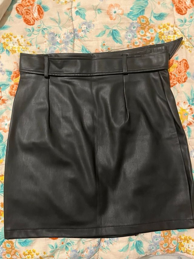 Gonna in ecopelle nera con zip