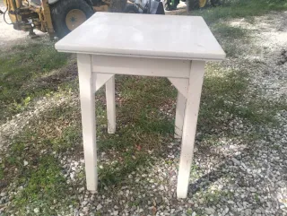 Mesa auxiliar de madera vintage blanca años 50