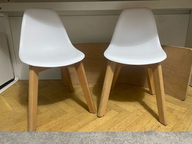 2 Sillas blancas infantiles de madera