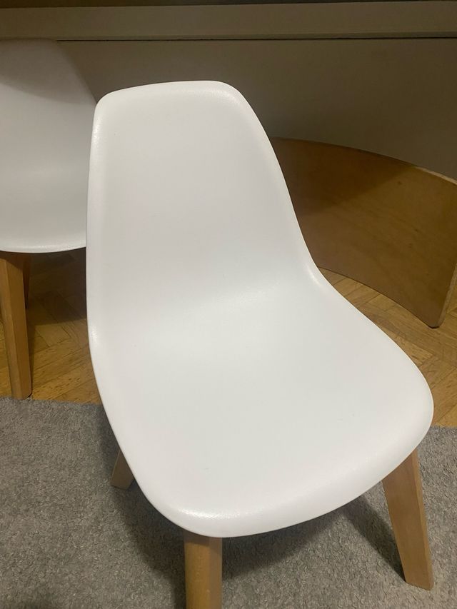 2 Sillas blancas infantiles de madera