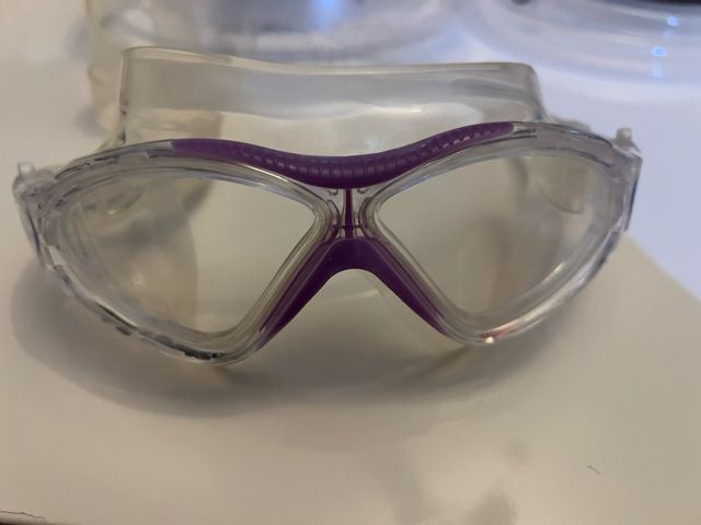 Gafas de natación transparentes con detalle morado
