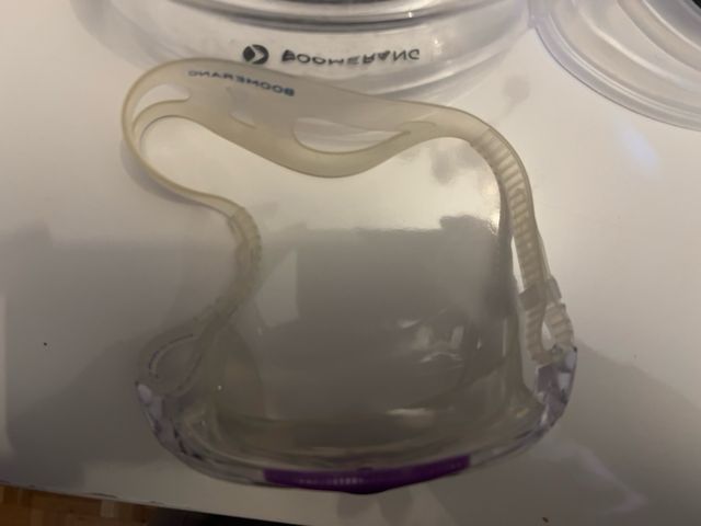 Gafas de natación transparentes con detalle morado