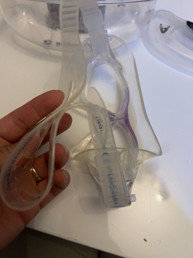 Gafas de natación transparentes con detalle morado