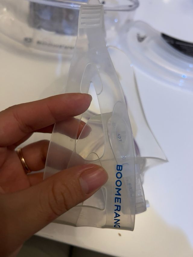 Gafas de natación transparentes con detalle morado