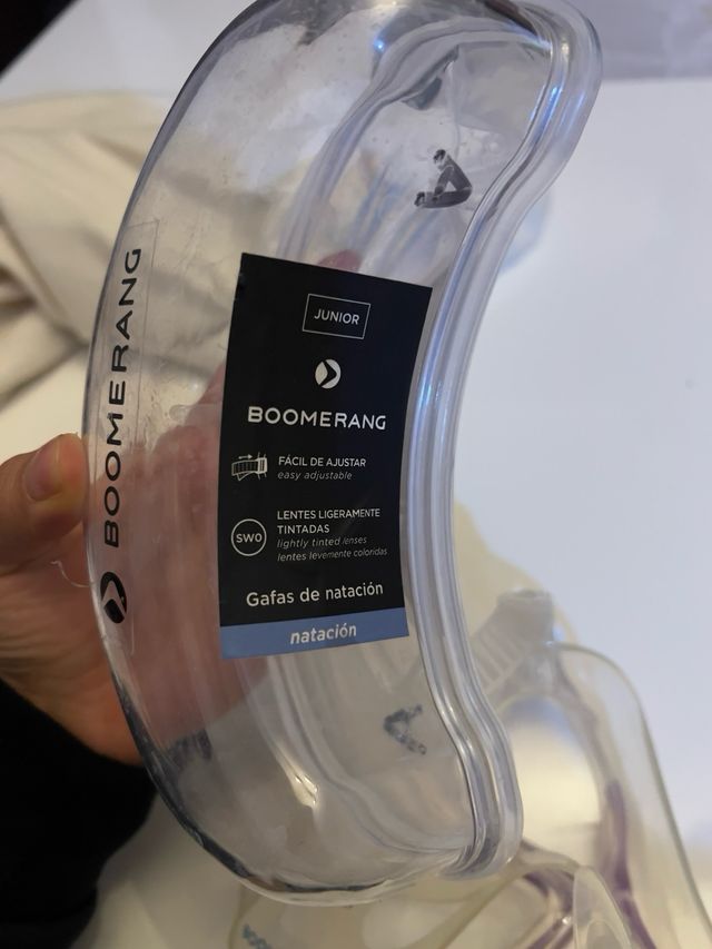 Gafas de natación transparentes con detalle morado