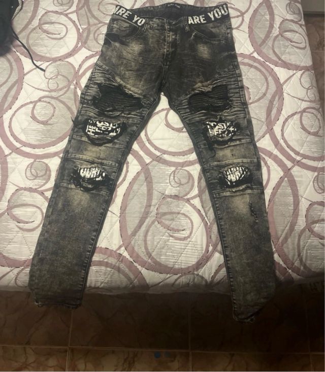 Pantalón vaquero desgastado con rotos