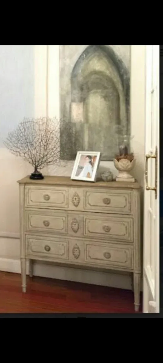 Cómoda bureau de madera.