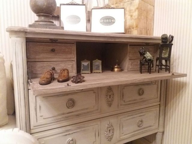 Cómoda bureau de madera.