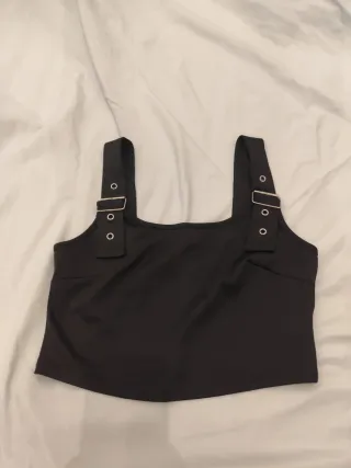 Top negro con tirantes y hebillas